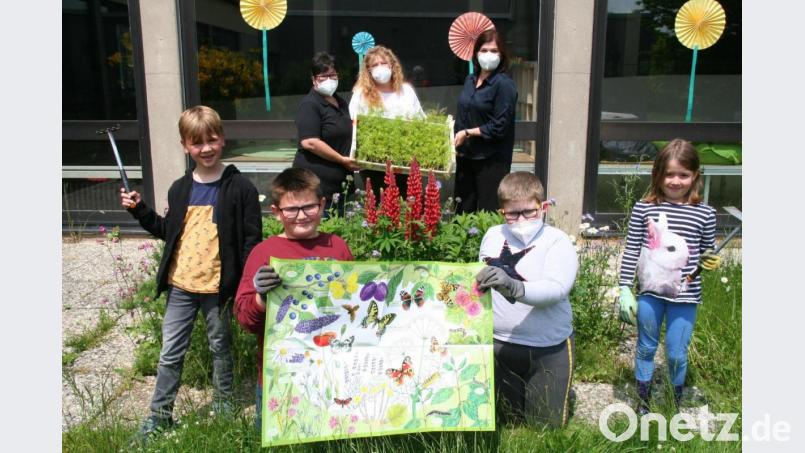 Die Jobst-vom-Brandt-Schule schließt sich der Aktion Schwalbenschwanz an. Die Schüler pflanzen 100 Fenchelpflanzen auf dem weitläufigen Schulgelände. Im Bild von links Doris Deubzer vom Obst- und Gartenbauverein, Bianca Binder von der Lunchy-Betreuung und Rektorin Petra Andritzky mit einer Abordnung der Kinder. Bild: fpoz