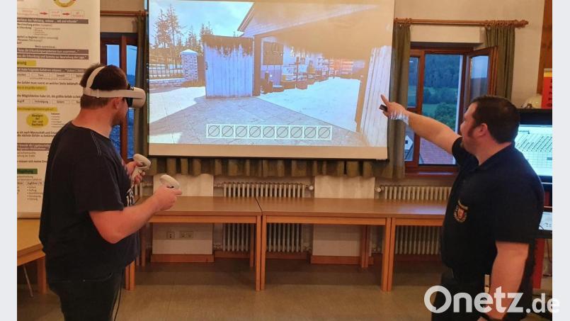 Feuerwehrübung mit der Virtual-Reality-Brille: In Freudenberg gibt es eine Ausbildungseinheit per Computer-Simulation. Bild: gri