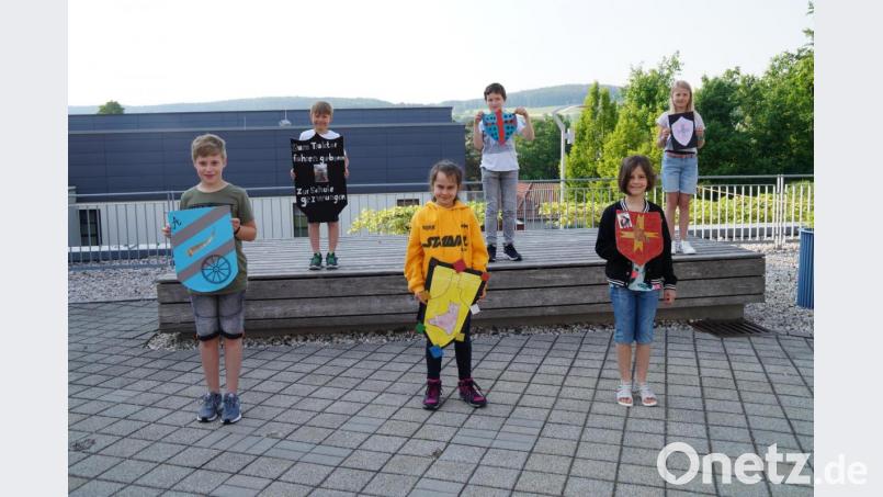 Mit Freude präsentieren Kinder der vierten Klasse ihre selbst entworfenen Schilde. Bild: wel