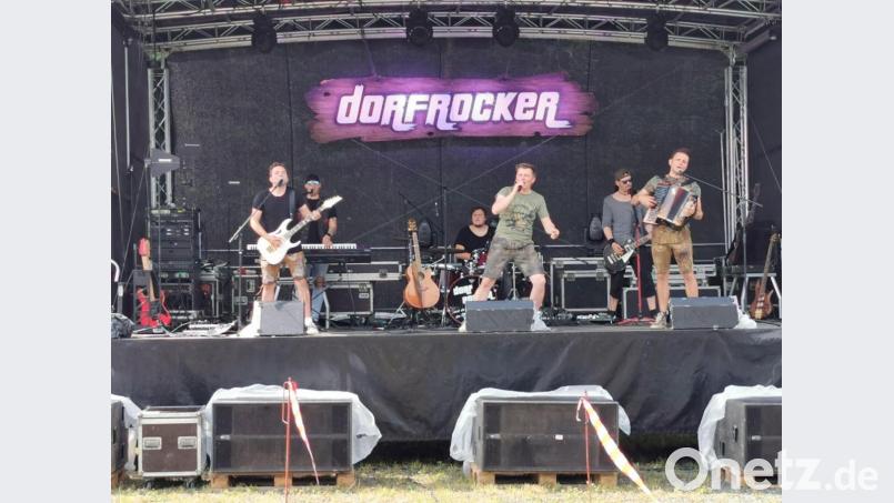 Die &quot;Dorfrocker&quot; aus dem unterfränkischen Kirchaich bei Bamberg sorgen auf dem Festplatz in Eslarn mächtig für Stimmung. Bild: gz