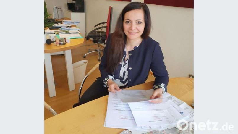 Bürgermeisterin Margit Bayer hat einen ganzen Stapel an Vorschlägen für und Einwendungen gegen den Kubus von Cube bekommen. Bild: Biczysko/fph