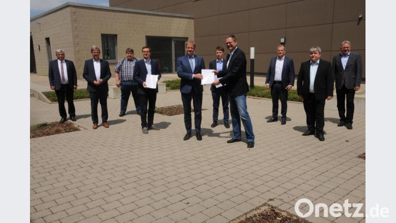 Gutachter Arnd Stephan (Fünfter von links) übergibt das Gutachten an Achim Saßmannshausen von der Deutschen Bahn – die Mitglieder der Gutachtergruppe freuen sich. Bild: ige
