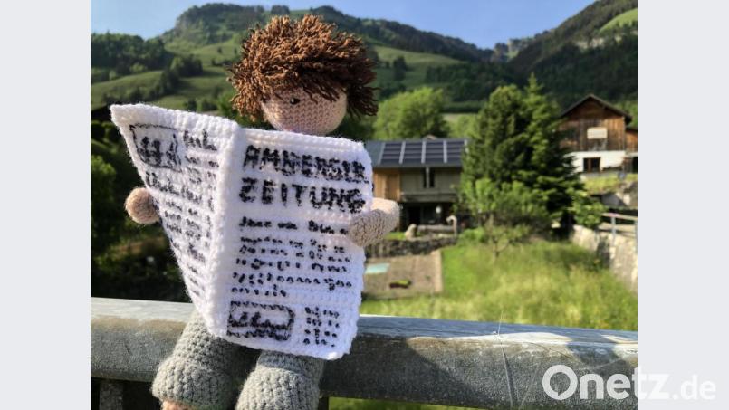 Die Amberger Zeitung wird auch in der Schweiz gelesen: Der gehäkelte Zeitungsleser ist Teil eines Kunstprojekts, das seit Samstag in einem Kunstfestival im Bergdorf Rossinière zu sehen ist. Bild: eik