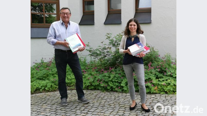 Kämmerer Michael Hösl verabschiedet sich mit seinem 37. Haushaltsplan in den Ruhestand. Diesen hat er gemeinsam mit Nachfolgerin Daniela Eder erarbeitet. Bild: Portner