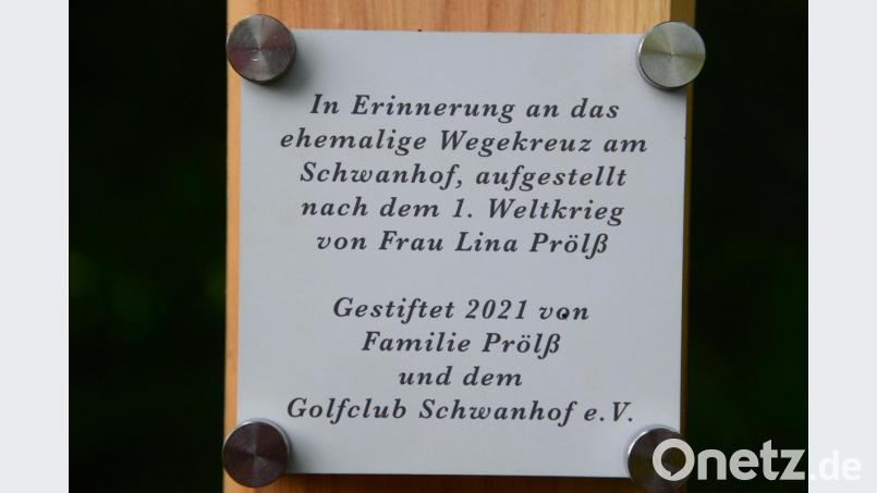 Die kleine Tafel am Kreuz gibt den Hinweis auf den geschichtlichen Hintergrund. Bild: bey