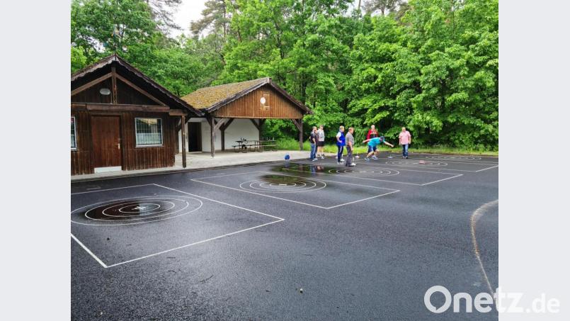 Auf der neuen Bahn macht's gleich umso mehr Spaß: Die Eisstockschießer üben für eine neue Saison. Bild: sne
