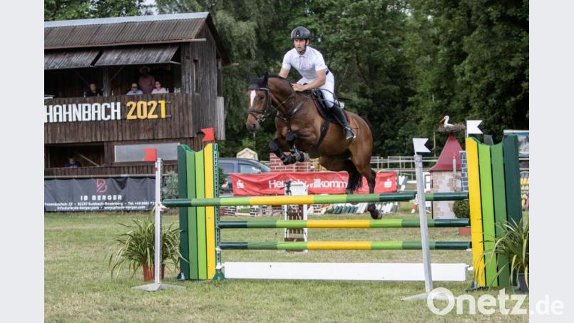 Sven Fehnl an einem Hindernis. Der für den RFV Sulzbach-Rosenberg startende Reiter gewann beim Springturnier in Hahnbach die M*-Springprüfungen. Bild: Nina Münch