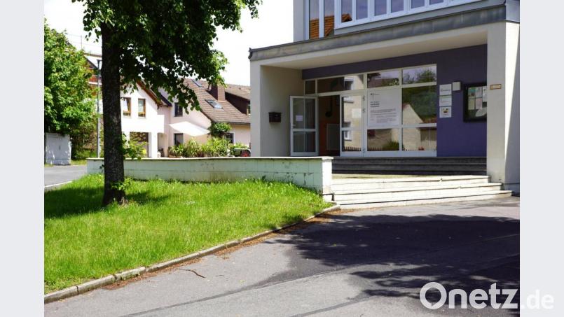 Anstelle der kleinen Mauer vor dem Eingangsbereich der Grundschule sollen Sitzgelegenheiten aus Granitblöcken oder Ähnlichem geschaffen werden – oder sie wird ganz abgetragen. Sitzgelegenheiten an anderer Stelle wurden alternativ dazu vorgeschlagen. Bild: bkr
