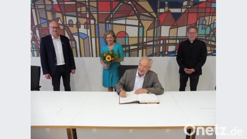 Der Eintrag in das Goldene Buch der Marktgemeinde Hahnbach bildet den Schlussakt: Der Allgemeinarzt Dr. Franz Prösl und seine Frau Monika Hornung-Prösl verlassen nach 32 Jahren Hahnbach. Bild: ibj