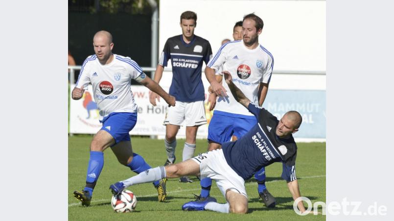 Der langjährige Kapitän Michael Hufnagel (links) bleibt auch nach dem Abstieg Trainer des TuS Kastl. Archivbild: Hubert Ziegler