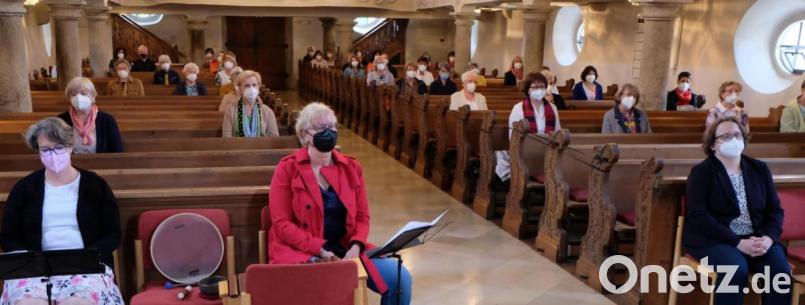 Die Teilnehmerinnen am Dekanatsfrauenabend in der Flosser Simultankirche des Jahres 2021 lauschen den Ausführungen. Bild: le