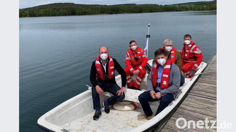 Thomas Neidl, Maximilian Frey, Peter Neumeier, BRK-Kreisgeschäftsführer Otto-Josef Langenhan und Wolfgang Dantl (von links) fuhren mit dem sanierten Motorrettungsboot auf den Murner See. Bild: Antonia Dantl/exb