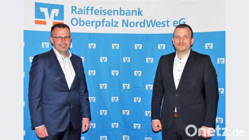 Vorstandsvorsitzender Joachim Geyer (links) gratulierte Florian Bayer zum erfolgreich absolvierten Führungsseminar. Bild: stg