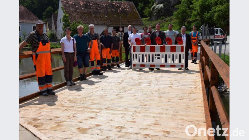 Die Hammermühlbrücke in Hohenburg wird im Beisein von Pfarrer Hans-Peter Zeitler, Bürgermeister Florian Junkes, Drittem Bürgermeister Hans Seitz, Heinrich Renghart und Sabine Wopperer als Vertretern des Straßenbauamts Amberg-Sulzbach sowie dem Team der Stratebau AG und den Mitarbeitern des gemeindlichen Bauhofs wieder für den Verkehr freigegeben. Bild: bö