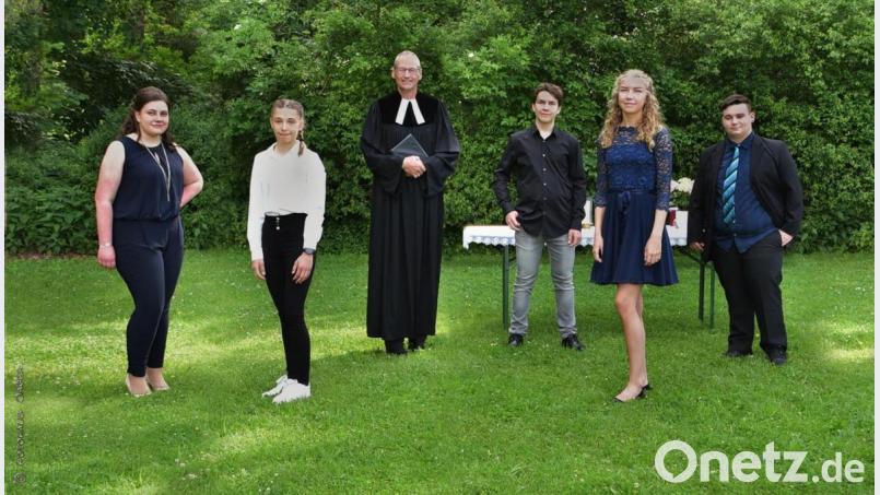 Die jungen Leute des ersten Konfirmationsgottesdiensts am Samstag mit Pfarrer Uwe Markert. Bild: Fotohaus Jäger