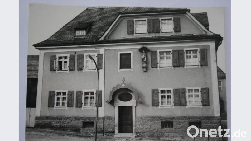 Eine Werbetafel, die Mädchen der Jugendgruppe vor dem „Elisabethenheim“ platzierten, brachte ein Donnerwetter von Pfarrer Josef Bollmann und anschließend eine Entschuldigung bei den Schwestern mit sich. Bild: Archiv gpa
