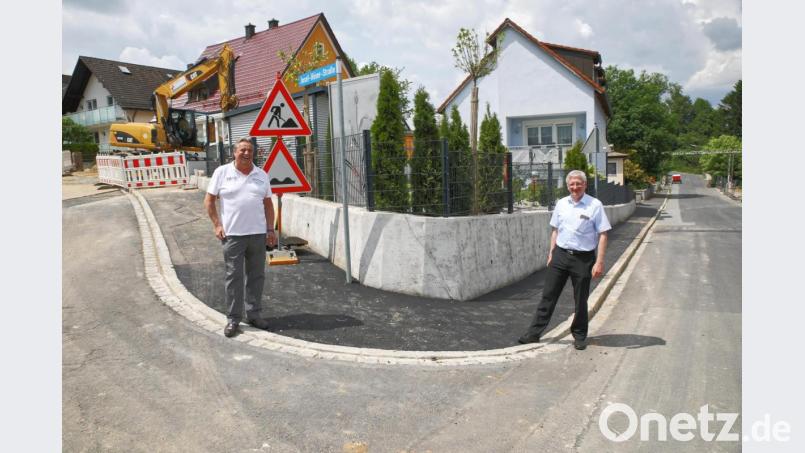 An der Ecke Josef-Höser-Straße / Altenstädter Straße wurde der Gehweg tiefer gelegt. Auf dem Bild (von links) Bauamtsleiter Dieter Döppl und Bürgermeister Johannes Reger. Bild: njn