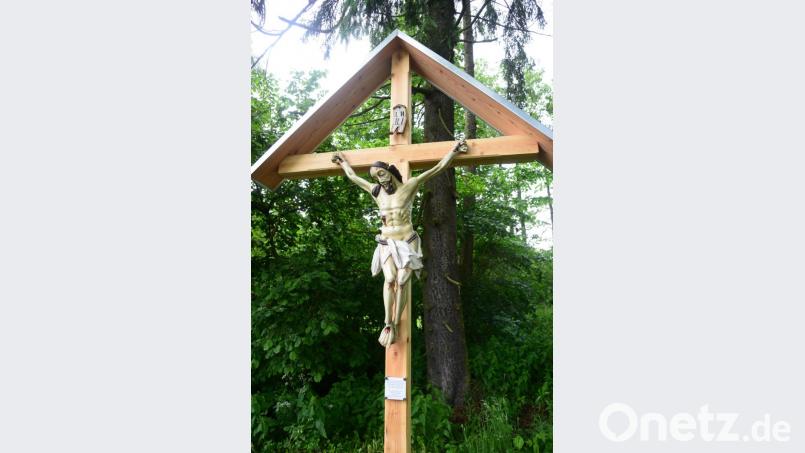 Ein neues Kreuz mit neuer Christusfigur hat der Golfclub Schwanhof mit Unterstützung der Famllie Prölß aufgestellt. Bild: bey