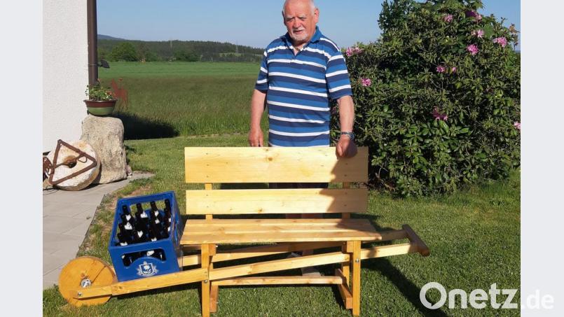 Hobbybastler Albert Kastl hat sich eine Bierbank gebaut. Bild: gis