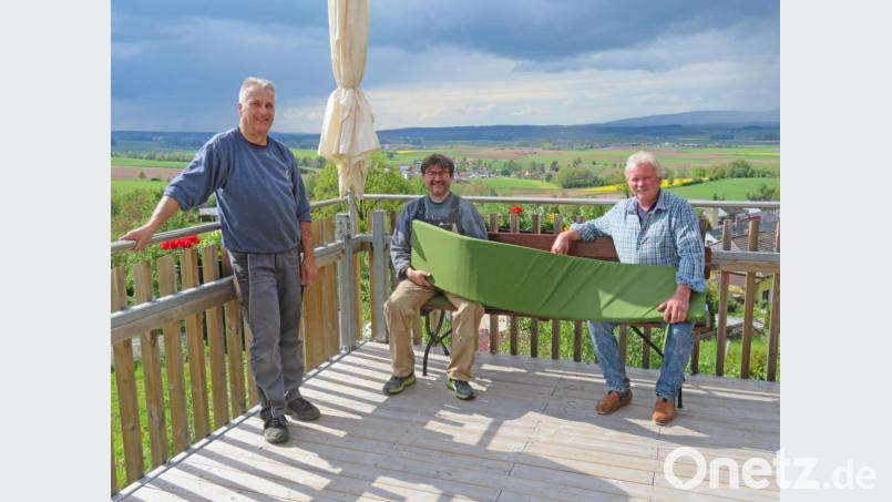 Zusammen mit den beiden Bürgermeistern Helmut Schäffler (links) und Wolfgang Haberberger (Mitte) präsentiert der Vorsitzende des OGV, André Dietrich (rechts), die neuen Sitzpolster. Bild: ow