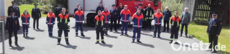 Die neun Teilnehmer der Jugendfeuerwehr absolvierten erfolgreich den MTA-Grundkurs. Mit auf dem Bild Vorsitzender Roland Krommer (rechts) und Bürgermeister Johannes Reger (Zweiter von rechts) sowie die Führungsgrade, Prüfer und Ausbilder. Bild: njn