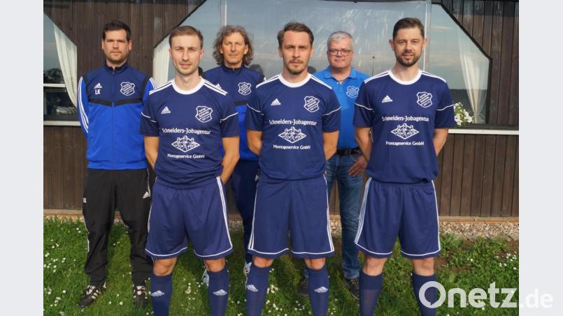 Die SpVgg Schirmitz geht die Saison 2021/22 mit den Neuzugängen (vorne von links) Peter Schmidl (Paulsdorf), Fabian Hirmer (Schnaittenbach) und Markus Peetz (Irchenrieth) an. Darüber freuen sich (hinten von links) der neue Co-Trainer Jakobs Lukas, Trainer Josef Dütsch und Fußball-Abteilungsleiter Christian Schieder. Bild: du