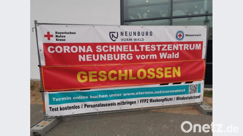 Das Banner, das in den vergangenen Monaten auf das Corona-Testzentrum in der Grundschulturnhalle in Neunburg aufmerksam gemacht hatte, trägt seit wenigen Tagen den Zusatz &quot;geschlossen&quot;. Bild: Maximilian Lang/exb
