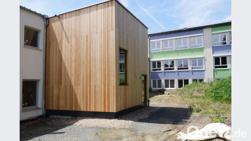 Anbau Lift: Ganz einfach. Der Kanal unter dem Anbau wurde stillgelegt und um das Gebäude verlegt. Um vier Ecken muss jetzt das gesamte Abwasser der Schule. Unmöglich sagt der Gemeinderat und überlegt eine direkte Verbindung zum nächsten Schacht herzustellen. Bild: bkr
