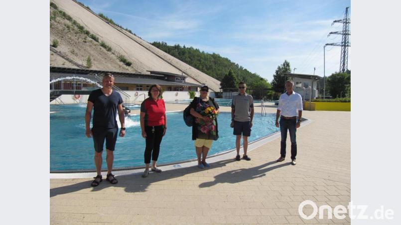 Die Saison im Hirschauer Dünenbad am Monte Kaolino ist eröffnet (von links): Betriebsleiter Andreas Gebhardt, Michaela Fellner vom Mitarbeiterteam, die erste Besucherin Andrea Löscher, Christopher Hauser vom Bäderteam und Bürgermeister Hermann Falk. Bild: fg