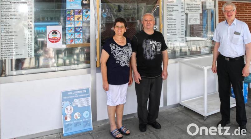 Feriste und Safet Chousein (von links) übernehmen den Kioskbetrieb für diese Badesaison. Mit auf dem Bild Bürgermeister Johannes Reger. Bild: njn