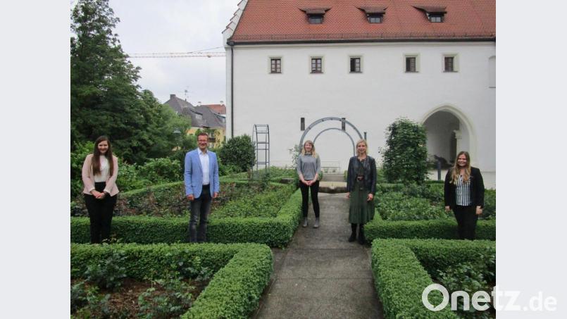 Sie kämpfen gemeinsam gegen Leerstände und wollen damit gleichzeitig auch den Tourismus in der Region ankurbeln. Von links: Regionalmanagerin Katharina Schenk, Tourismusreferent Hubert Zaremba, Tourismusfachwirtin Regina Wolfohr, Angela Thar (Inhaberin Homerie) und Wirtschaftsförderin Angela Powalla. Bild: Martina Bösl/exb