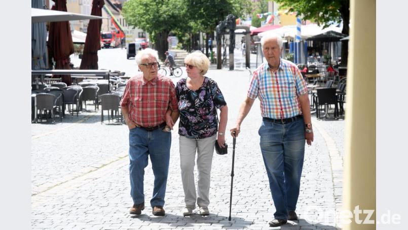 Flanieren mit freier Nase: Die Maskenpflicht in der Fußgängerzone ist ab Mittwoch mit einer kleinen Einschränkung während des Markteinkaufs aufgehoben. Bild: Gabi Schönberger