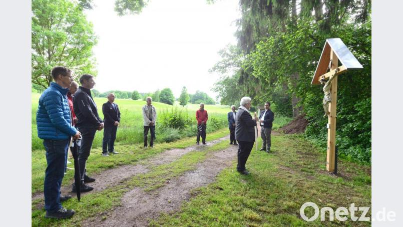 Pfarrer Arnold Pirner segnet das neues Kreuz im Beisein von Markus Prölß (links), der mit Hermann Prölß (Vierter von links) das Kreuz erstellt hat. Golfclubpräsident Christian Breunig (Dritter von links) und Bürgermeister Sebastian Hartl (rechts) finden den neuen Standort ideal, ebenso Dr. Karl-Heinz Preißer (hinten, Zweiter von rechts) und Kurt Knote (hinten, Dritter von rechts). Bild: bey