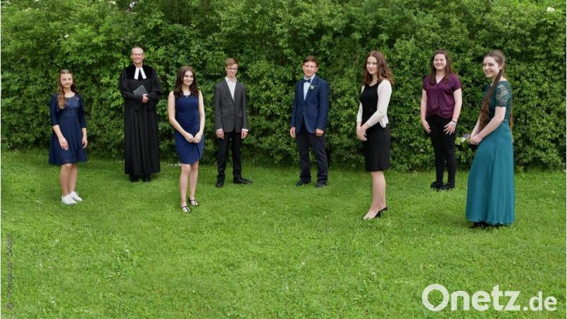 Die zweite Gruppe nach ihrer Konfirmation. Bild: Fotohaus Jäger