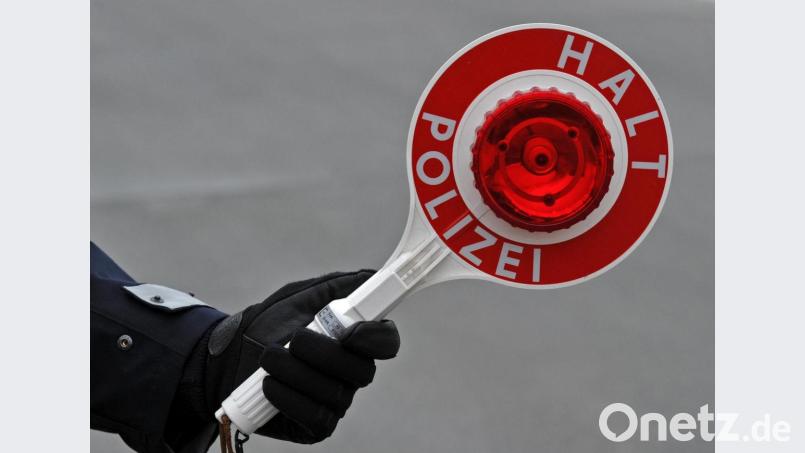 Polizeibeamte haben den Fahrer eines E-Scooters gestoppt. Symbolbild: Matthias Hiekel/dpa-Zentralbild/dpa