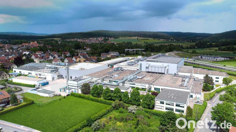 Der Gerresheimer-Produktionsstandort Pfreimd wurde um einen neuen Verbindungsbau (das leicht erhöhte Gebäude im linken Bildbereich) erweitert. Bild: de-Agentur Schwandorf/exb