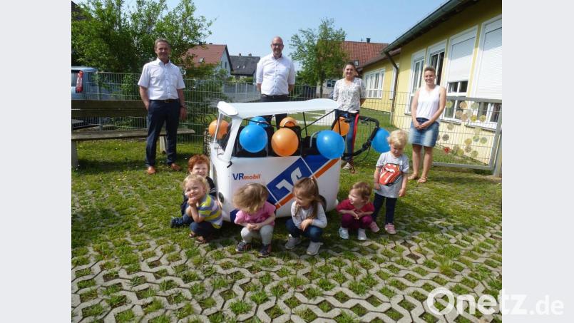 Die Ausfahrt mit dem Kinderbus kann beginnen. Bei der Übergabe (von links) Helmut Forster, Michael Liedl, Heidi Koppmann und Melanie Rauh. Bild: bk