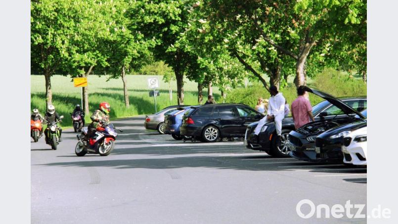 Bereits am Nachmittag ist der Parkplatz vor der Wallfahrtskirche St. Felix stark von jungen Auto- und Motorradfahrern belegt. Die Anlieger im Kloster und in der Felixallee müssen mit dem dadurch bedingten hohen Durchgangsverkehr und Lärmbelästigung leben. Für die Gottesdienstbesucher bleibt oft kaum ein freier Parkplatz übrig. Bild: prh
