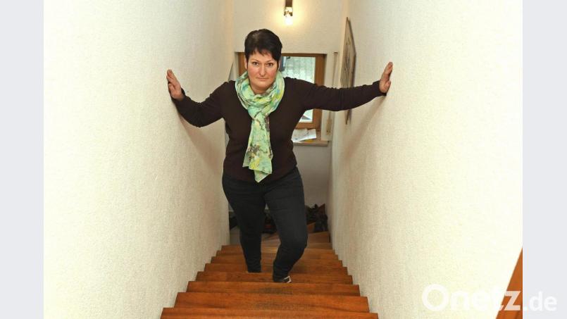 Auch 14 Monate nach ihrer Corona-Erkrankung kämpft die gebürtige Weidenerin Birgit Birner noch mit den Folgen: Schnell geht ihr beim Treppen steigen die Puste aus. Bild: Petra Hartl