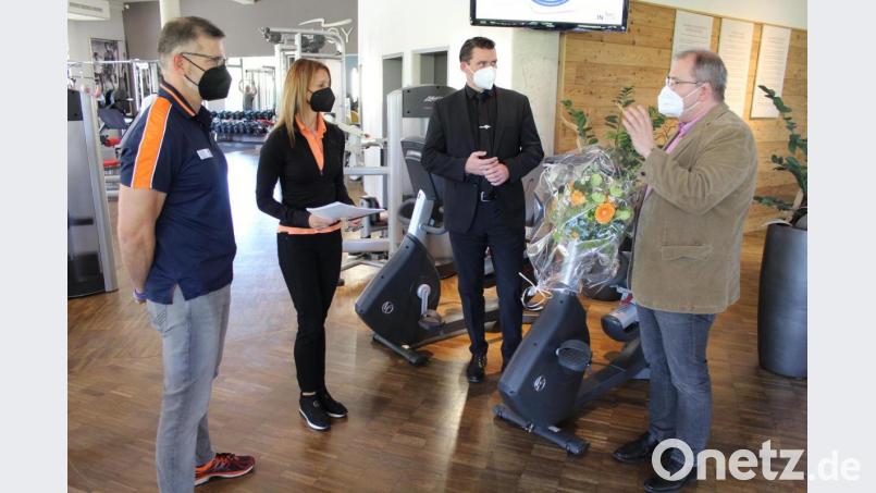 Landrat Thomas Ebeling ging zu einem Informationsaustausch ins Fitnessstudio, gleich in der Nähe des Landratsamtes. Bild: Christian Meyer/exb
