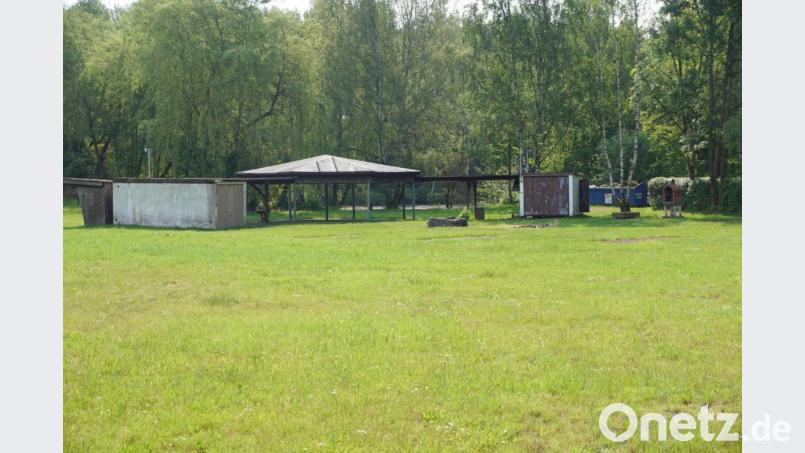 Ein Zeltplatz war auf dem Gelände rund um den Pavillon beim Naturerlebnisbad geplant. Die Holzkonstruktion würden die Ursprung-Biker wieder auf Vordermann bringen und ausbessern. Auf Zustimmung der Bad-Gesellschafter hofft die CSU-Fraktion, damit für dieses Jahr eine Übergangslösung gefunden wird. Bild: bkr