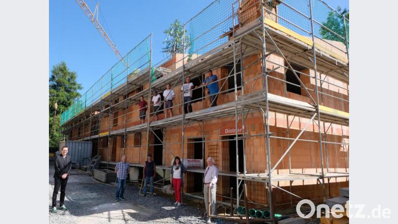 Auf dem neuen Gebäude grüßt der Richtbaum. Bei der Hebefeier freuen sich Architekt Uwe Reil, Vorstandsmitglied Walter Wirth, Bauvorarbeiter Klaus Betz, Firma Kreuzer aus Lanz, Vorstandsvorsitzende Marika Mauerer, Berater Fred Lehner und die Bauarbeiter über den Fortschritt. Bild: le