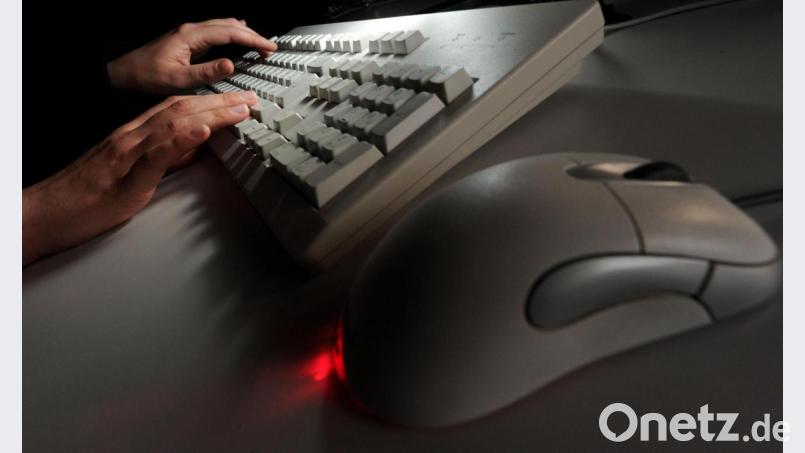 Eine Frau tippt auf einer Computertastatur (Symbolbild): Eine Ammerthalerin ist beim Internet-Einkauf Betrügern aufgesessen. Bild: Jochen Lübke/dpa