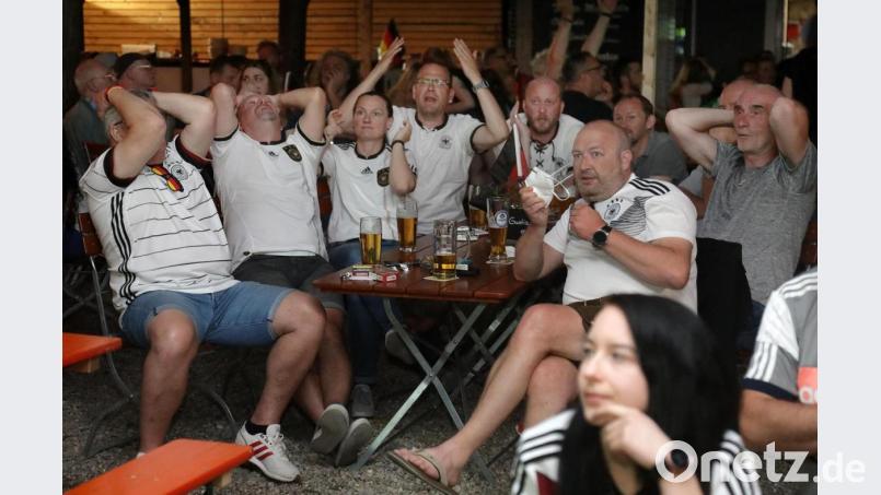 Manchmal war es zum Verzweifeln, dass die deutschen Stürmer gegen Frankreich das Tor nicht trafen. Doch das Erlebnis eines gemeinsamen Mitfieberns beim Public Viewing entschädigte zumindest zum Teil dafür. Während der Pandemie war das lange Zeit überhaupt nicht möglich gewesen. Bild: Wolfgang Steinbacher