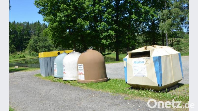 Die Container am Badeweiher in Kaimling sollen mit einem Sichtschutz versehen und der Grund unter den Behältnissen gepflastert werden. Bild: dob