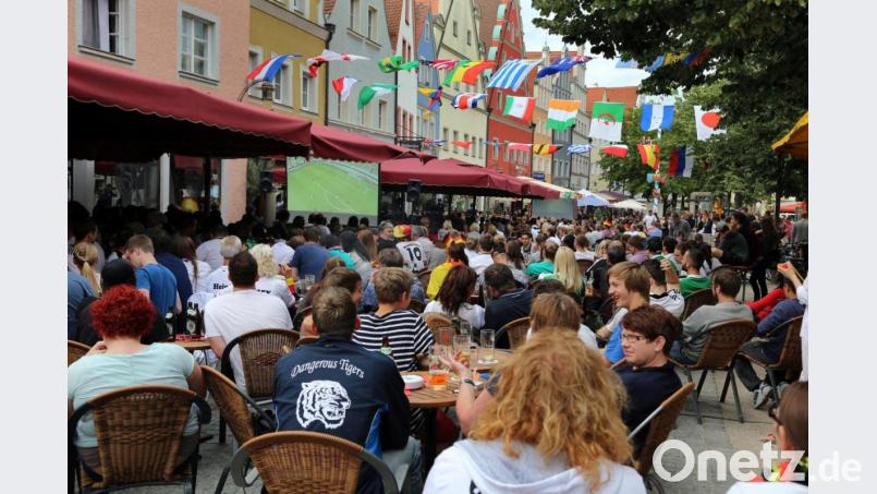 Fußballfeld und Fanköpfe verschmelzen geradezu miteinander beim Public Viewing in Weiden zur Weltmeisterschaft 2014. Dieses Bild kann sich coronabedingt beim Auftaktspiel der Deutschen nicht bieten, gefeiert werden aber darf trotzdem wieder in der Stadt. Archivbild: Gerhard Götz