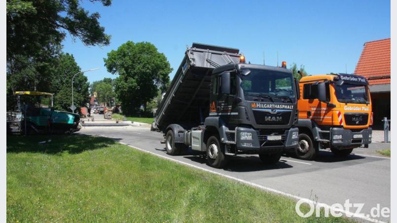Nach Fertigstellung der Belagarbeiten durch die Hilgarth Asphalt GmbH (Wölsau) ist die mehrere Monate dauernde Brückenbaustelle abgeschlossen und die Strecke wird für den Verkehr wieder freigegeben. Bild: wro