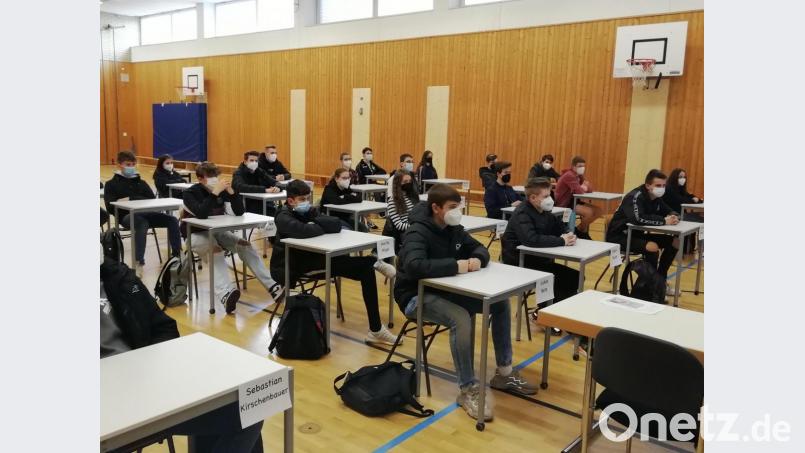 Die Realschüler lauschten dem Vortrag. Bild: Florian Dendorfer/exb