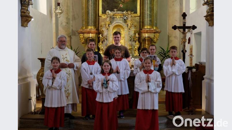 Helene Beer, Theresa Zeiler, Theresa Kellermann (vorne, von links) sowie (dahinter, von links) Pfarrer Arnold Pirner, Jakob Beer, Andrea Post, Raffael Sier, Toni Kellerman und (hinten, von links) Melina Schönig, Simon Zeiler und Julia Heindl nach dem Festgottesdienst. Bild: rgl