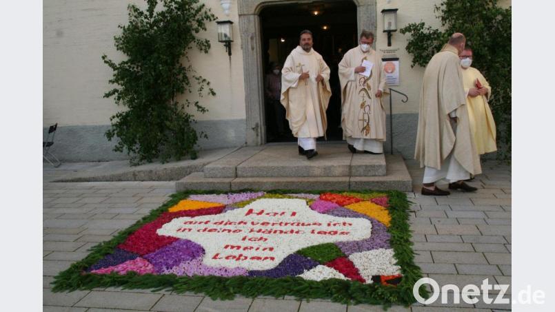 Blickfang vor der alten Kirche Sankt Sebastian: ein Blumenteppich mit dem Primizspruch des Jubelpfarrers Thomas Strunz (links). Mit ihm freuten sich (von links) der Waldershofer Stadtpfarrer Bernd Philipp, Dekan Josef Geismar und Pfarrer Sven Grillmeier. Bild: fpoz